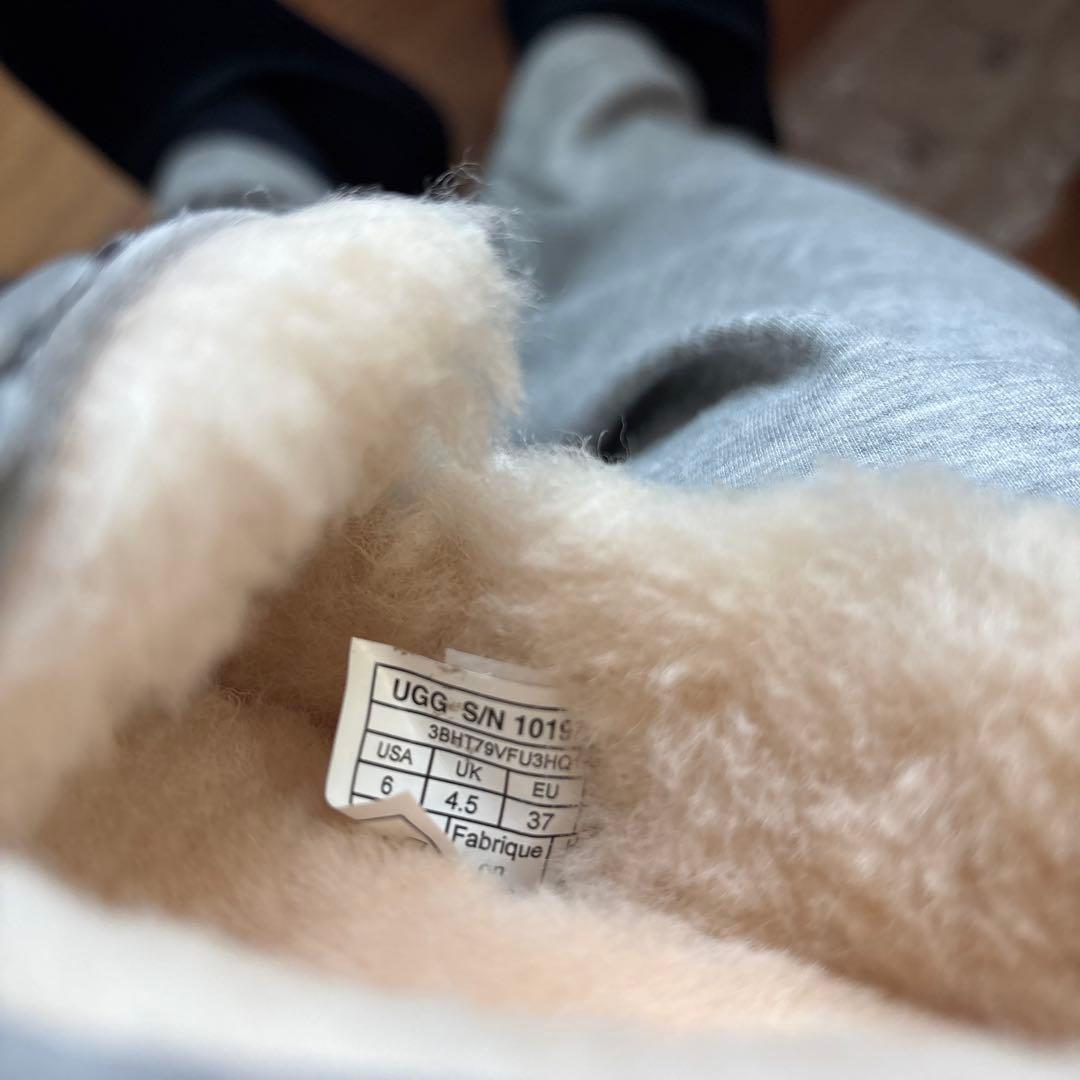 【新品・未使用】UGG アグ　クリスタルと花のモカシン　23㎝