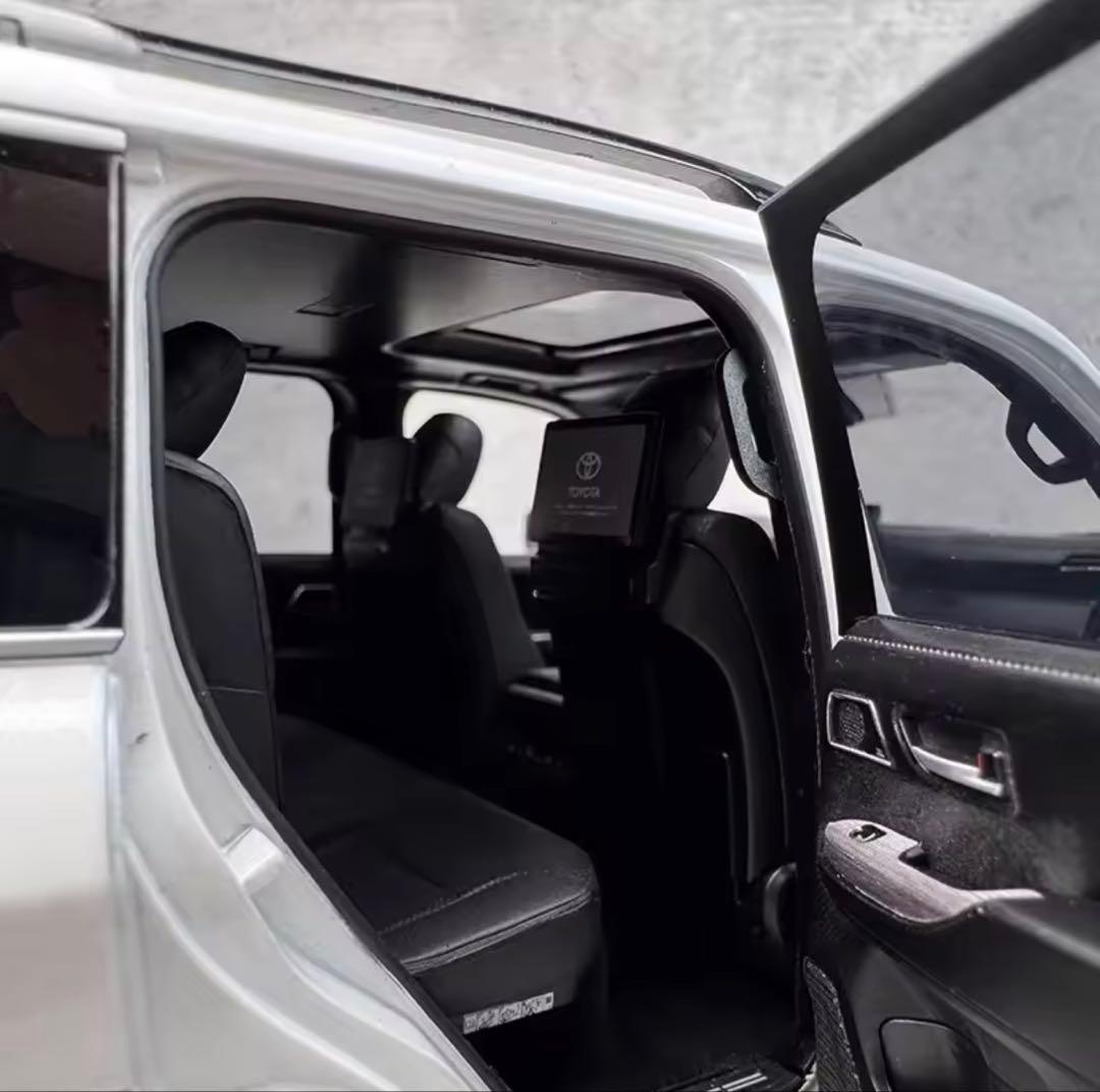 TOYOTA LCD 1:18 ￼Land cruiser ZX (LC300)