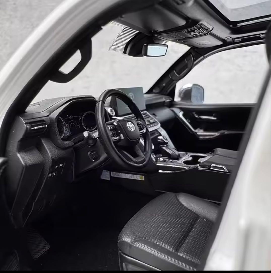 TOYOTA LCD 1:18 ￼Land cruiser ZX (LC300)