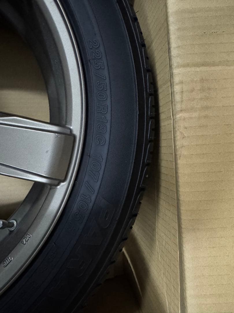 ハイエース　essex 18インチ ホイールタイヤセット