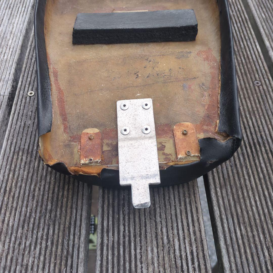 コレクター向け Bryan Curtis カフェレーサー バイクシート 黒