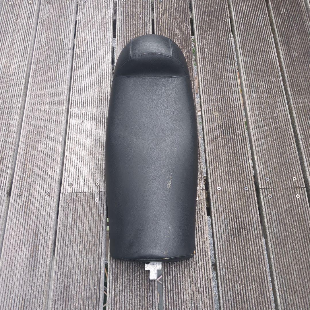 コレクター向け Bryan Curtis カフェレーサー バイクシート 黒