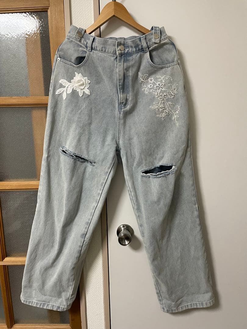 willfully刺繍入りライトグレーのデニムパンツ