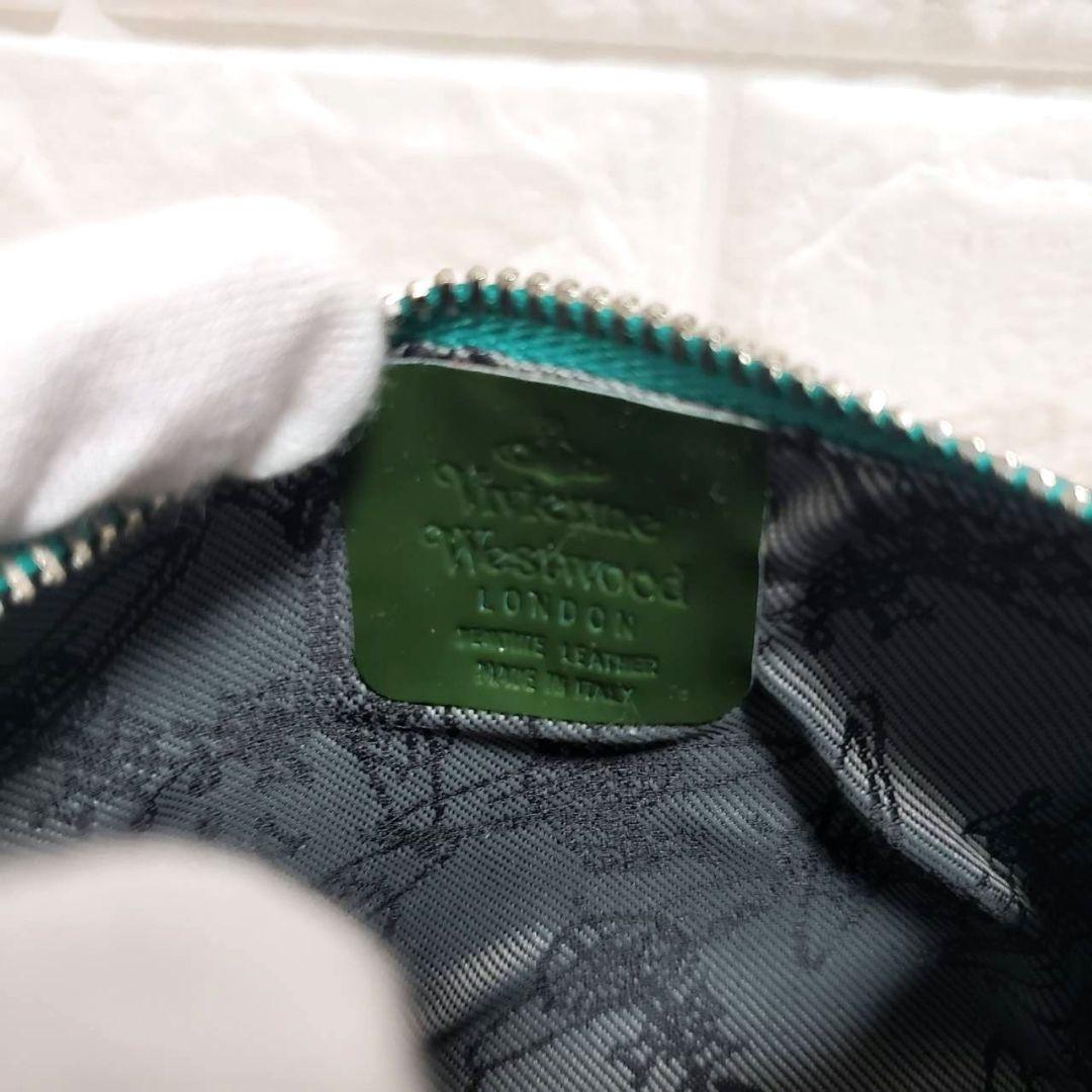 美品Vivienne Westwood オーブチャーム型押しエナメルメイクポーチ
