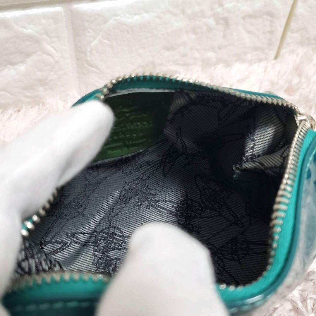美品Vivienne Westwood オーブチャーム型押しエナメルメイクポーチ