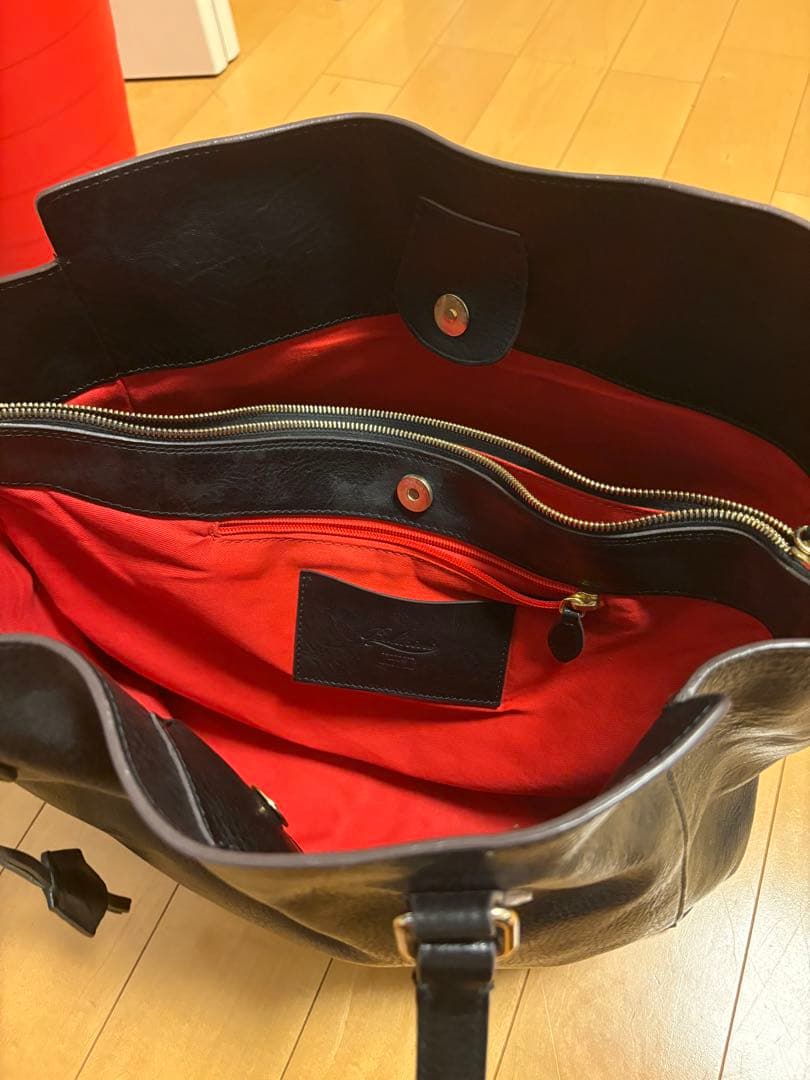 ボルドリーニセレリア　黒レザー トートバッグ 赤内装　底鋲あり