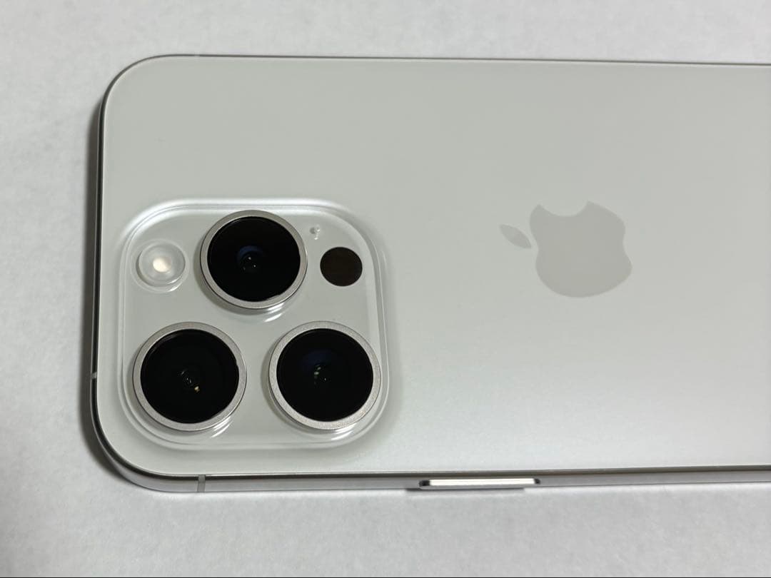t*3様 Apple iPhone15Pro256GBホワイトチタニウムAmaz