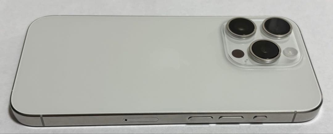 t*3様 Apple iPhone15Pro256GBホワイトチタニウムAmaz