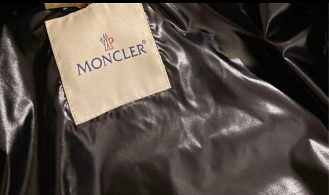 【最終価格】ロゴワッペン付フード付ロングミドル丈ブラックダウンMONCLER