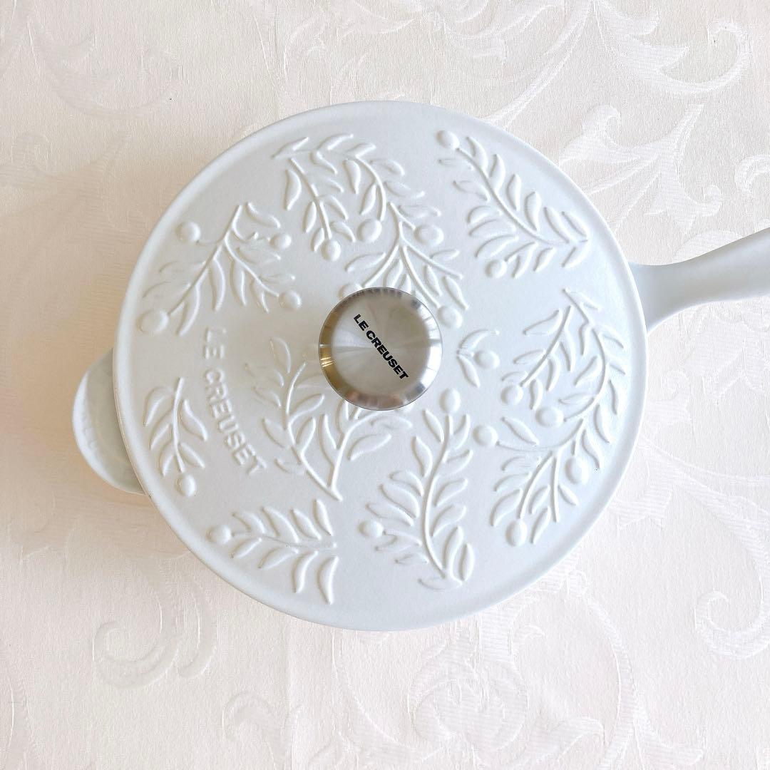 【限定】ル・クルーゼ ソーシエ(ソースパン) オリーブブランチレリーフ ホワイト
