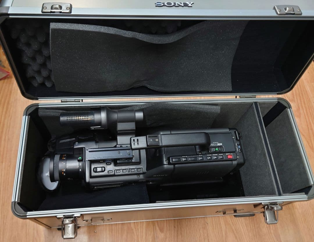 ■【ケース・AC付】SONY　CCD-V5000 Video Hi8PROカメラ