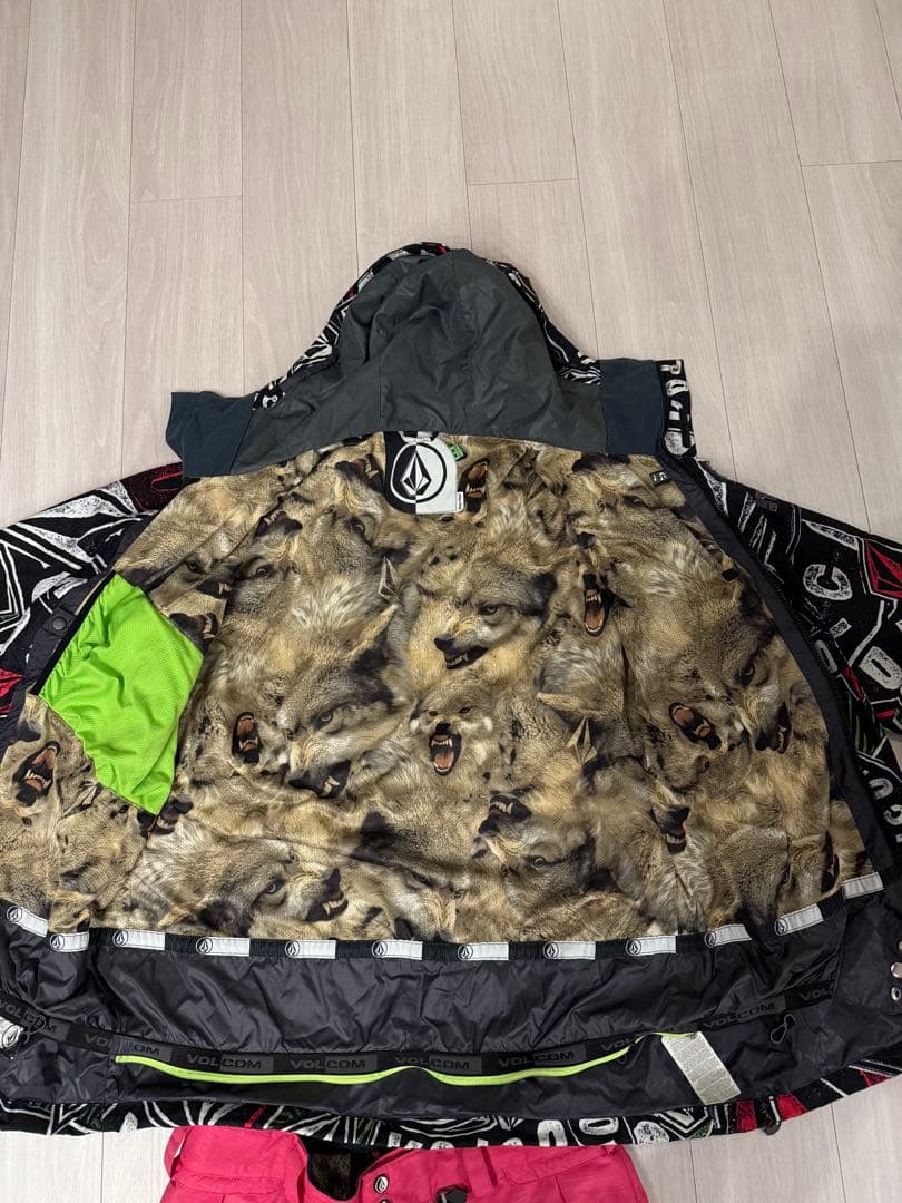 &*i様 VOLCOM スノーボードウェア メンズ上下セットM〜L相当