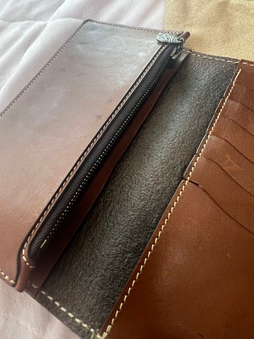 これからエイジングが楽しめる高級レザー！FUNNY長財布カービングモデル！