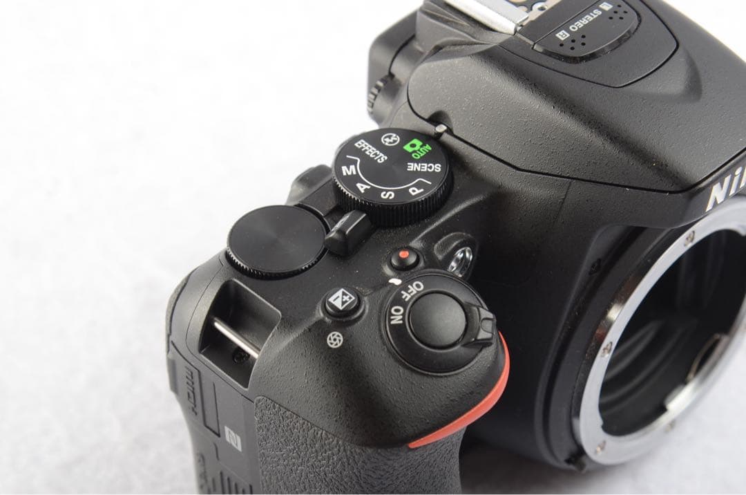 Nikon D5600 18-55 VR レンズキット 《 S数5870回！ 》