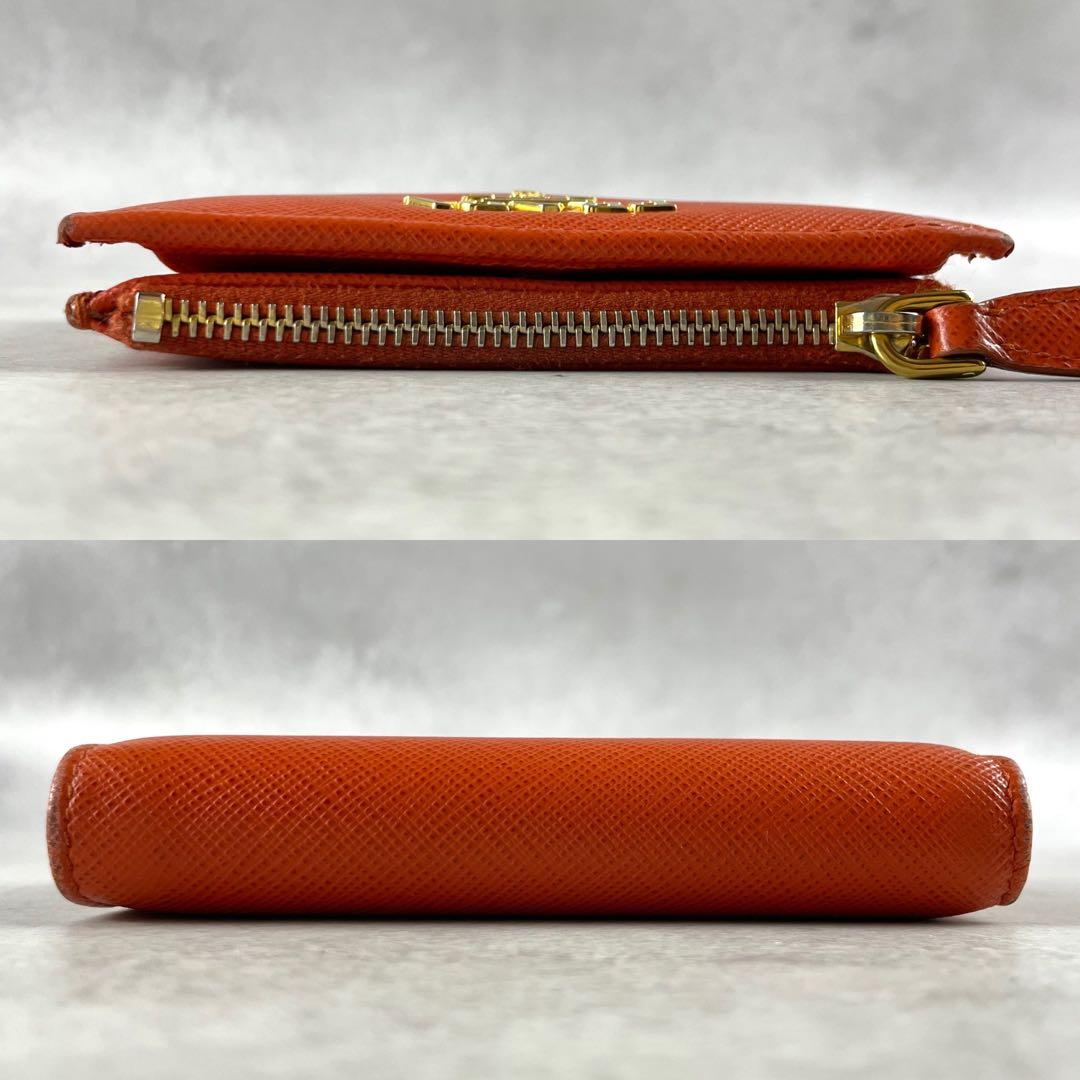 入手困難✨ プラダ 折財布 サフィアーノレザー ロゴプレート オレンジ系