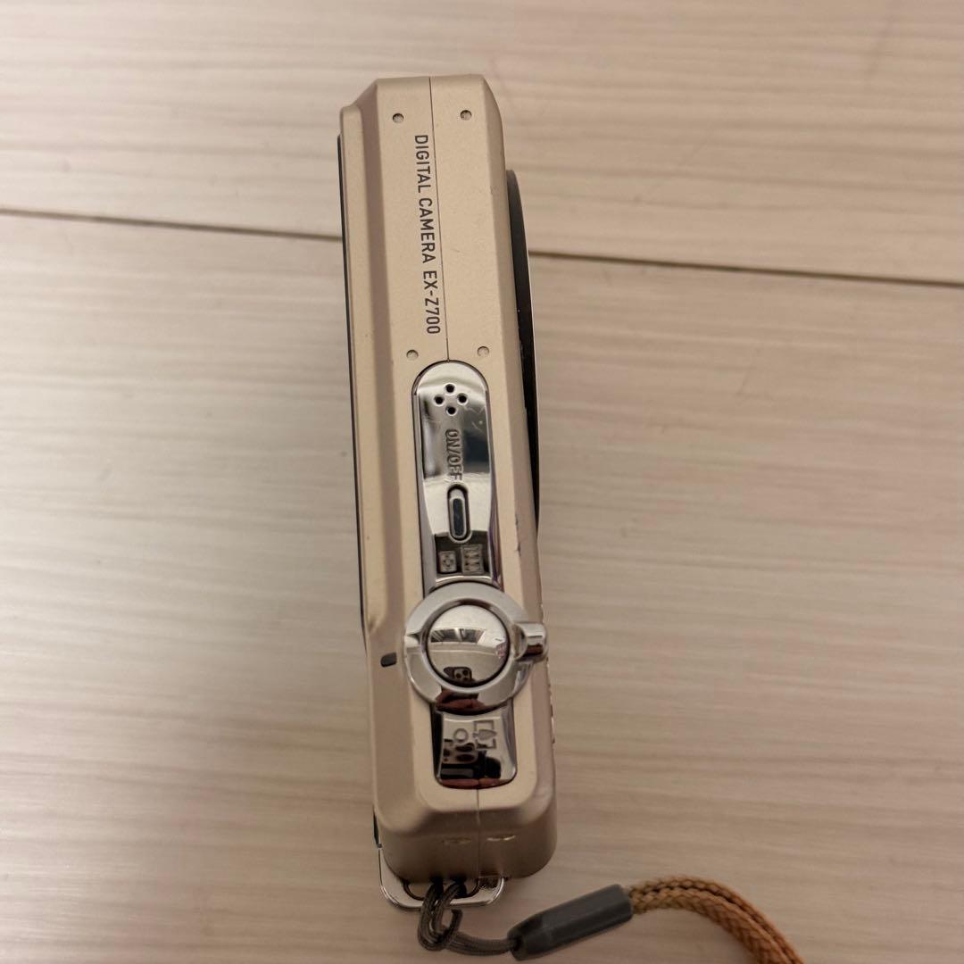 美品　CASIO EXILIM EX-Z700 デジカメ ゴールド　 軽量