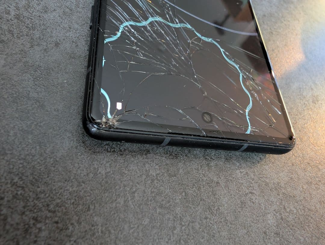 Google Pixel 6a 本体 画面ひび割れあり