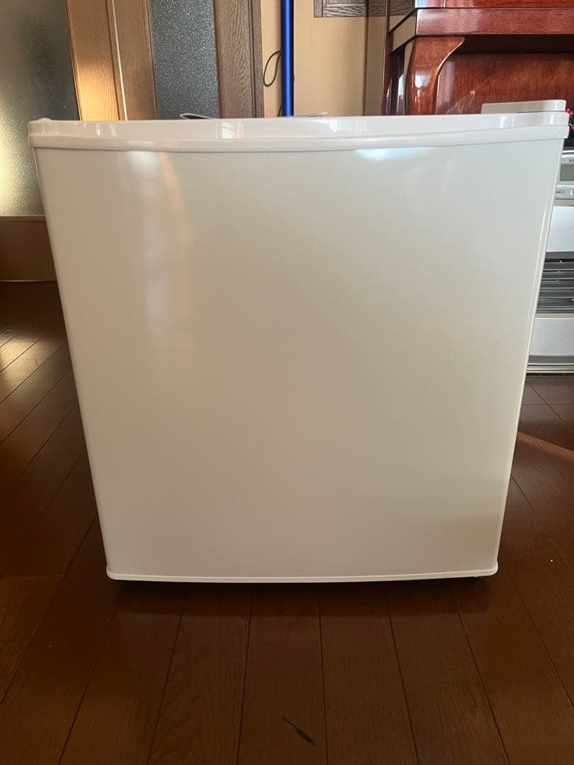 ホワイト冷蔵庫 2段棚 温度調整ダイヤル付き　47L