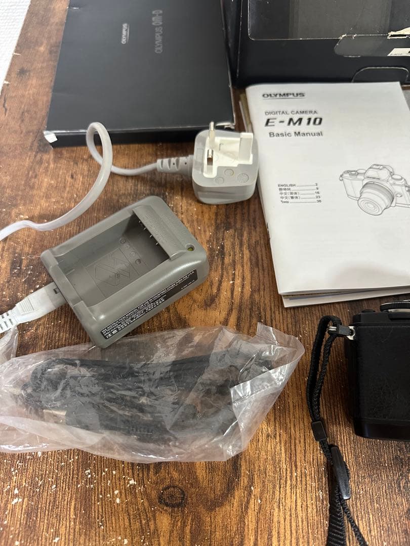 【美品】オリンパスOM-D E-M10 14-42mm EZ レンズキット海外版