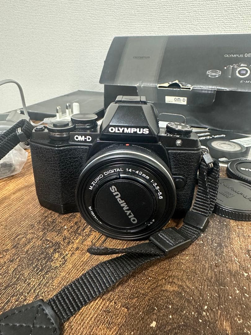 【美品】オリンパスOM-D E-M10 14-42mm EZ レンズキット海外版