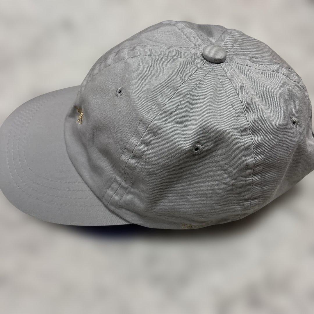 タトラス　ライトグレー ゴールド刺繍 キャップ