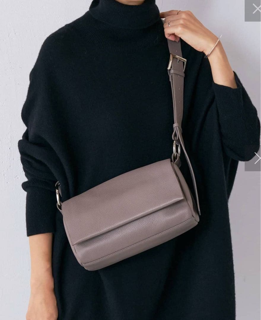 美品ビアズリー ☆ミニレザーボディーバッグ