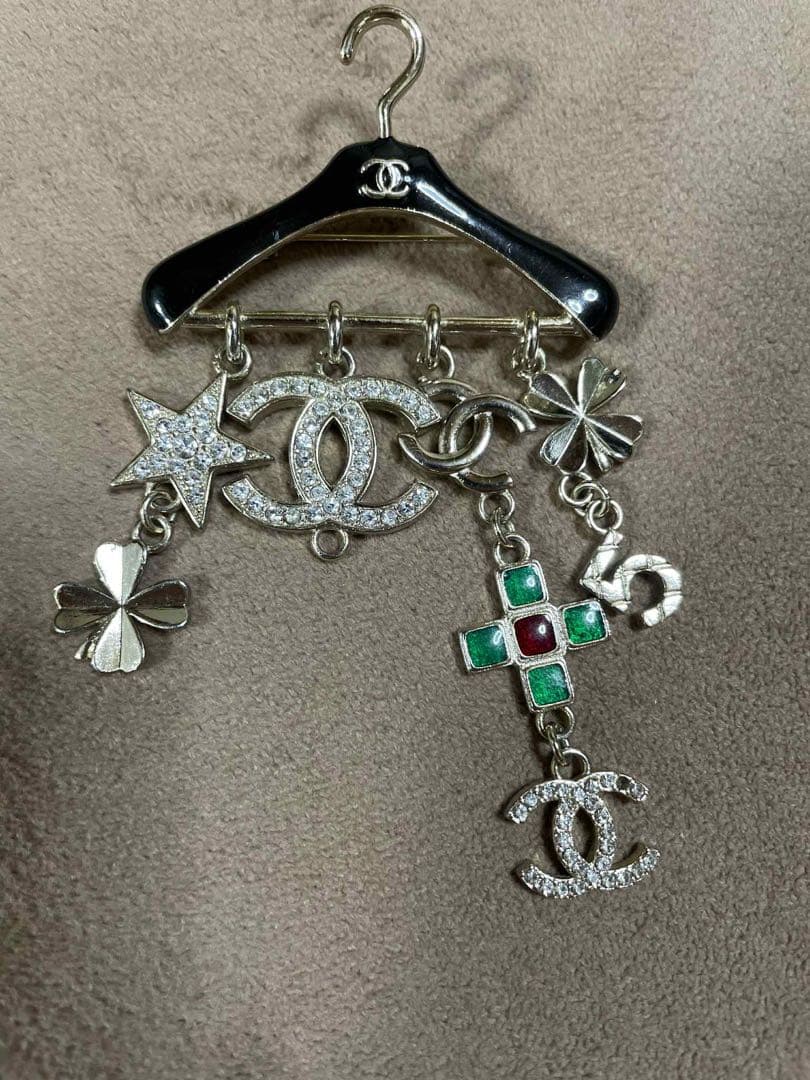 CHANEL シャネル ハンガーモチーフココマークブローチ