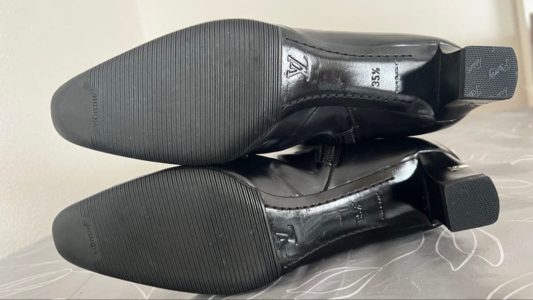 美品ルイヴィトンLOUIS VUITTON黒 ストラップ付き ロングブーツ箱あり