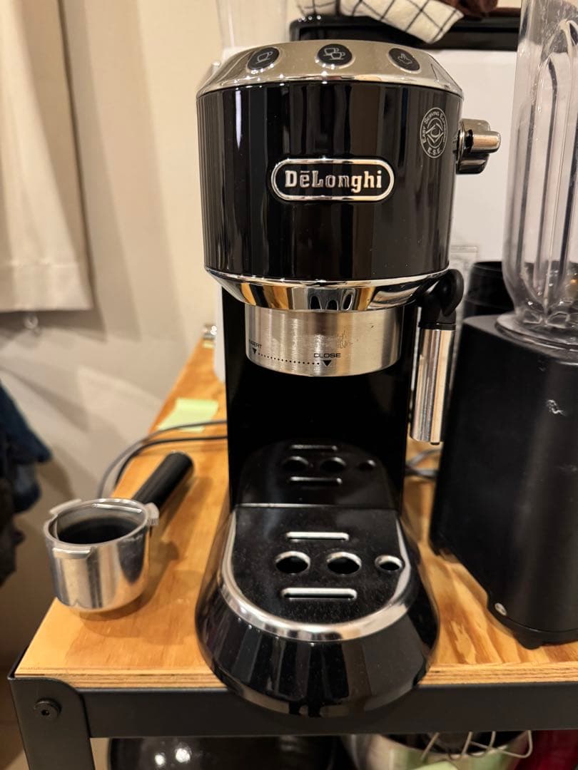 デロンギ デディカ　エスプレッソ・カプチーノメーカー