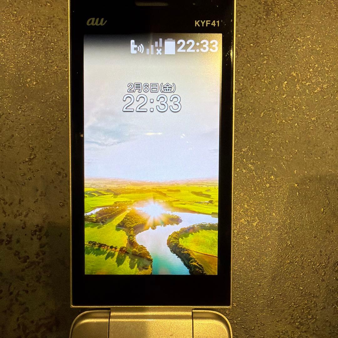 au KYF41 ホワイト 折りたたみ式携帯電話