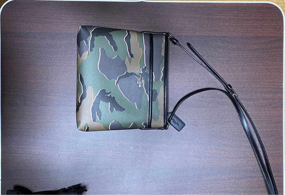 コーチ　迷彩 ショルダーバッグ ファスナー式