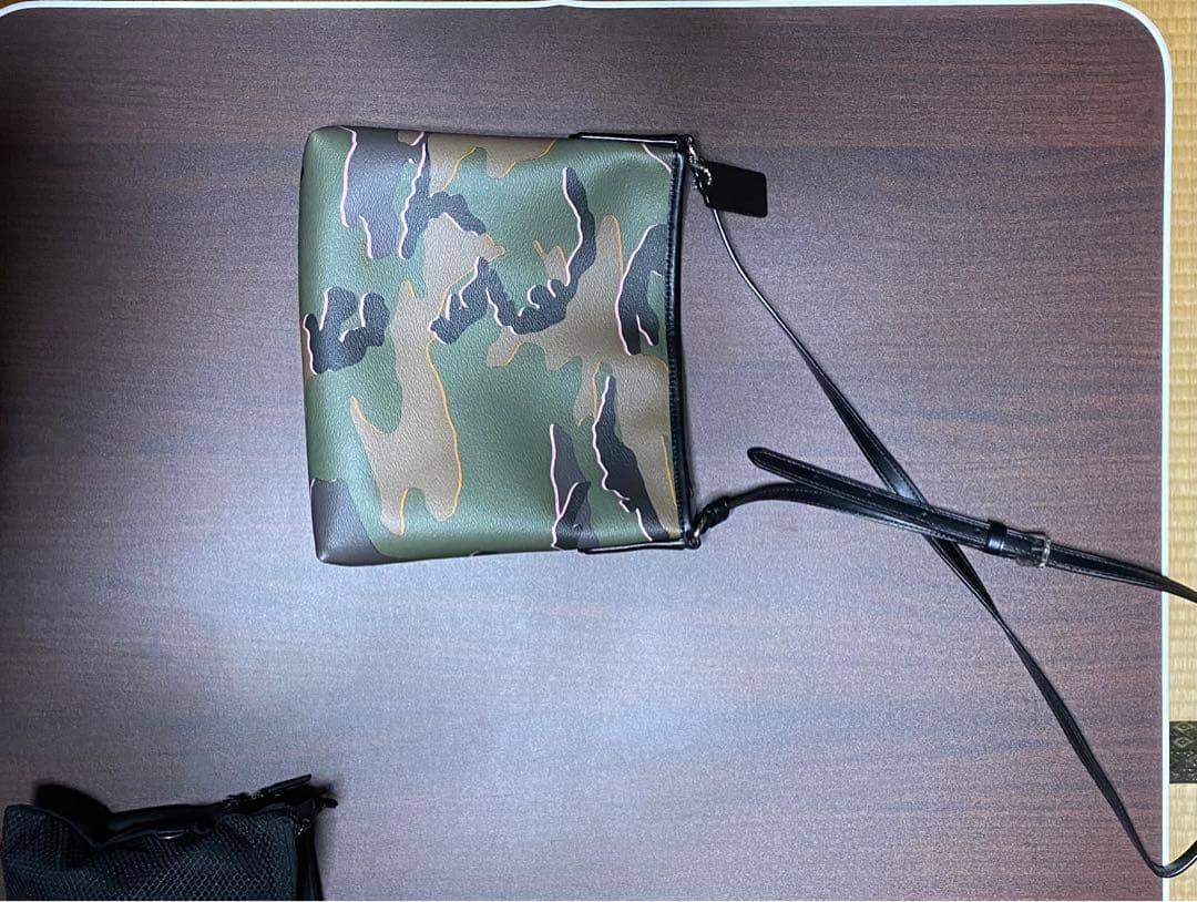 コーチ　迷彩 ショルダーバッグ ファスナー式