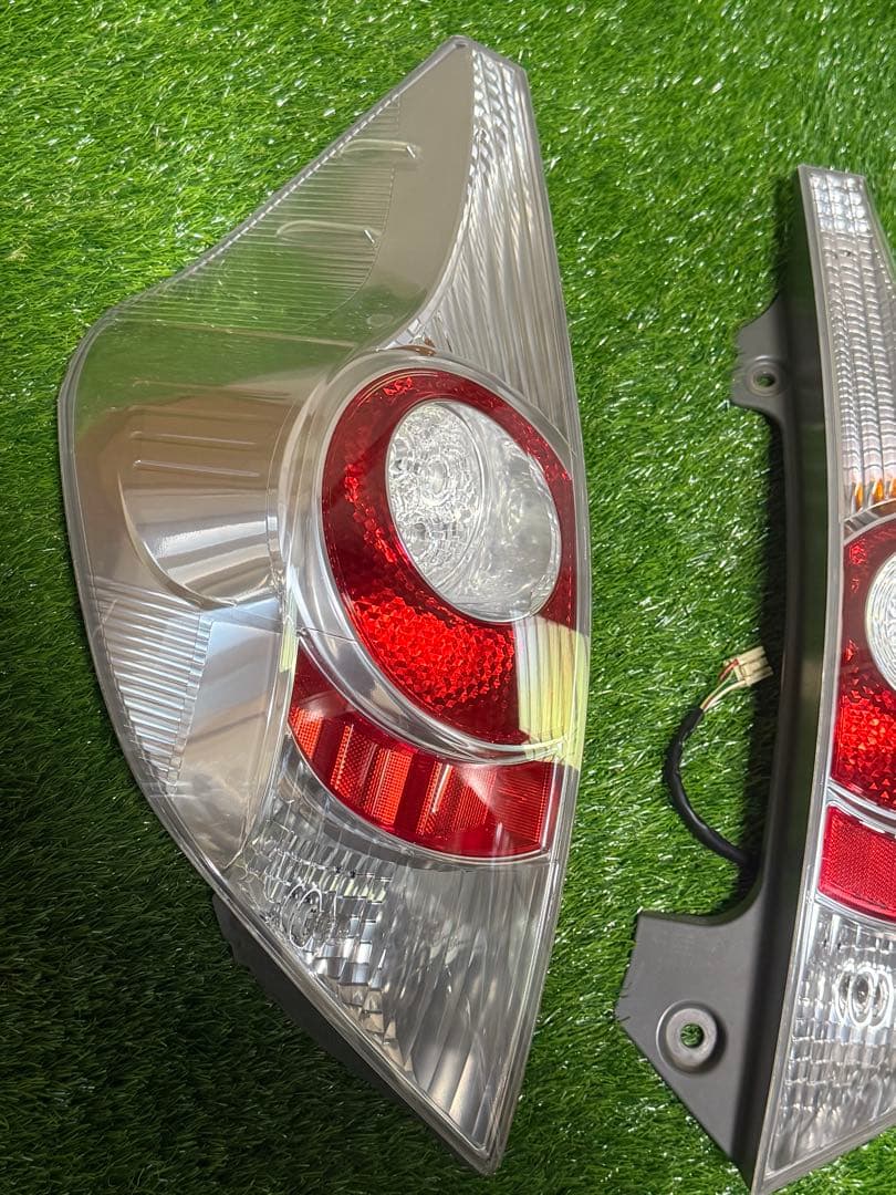 トヨタ アクア NHP10 テールライトH25 右左セット