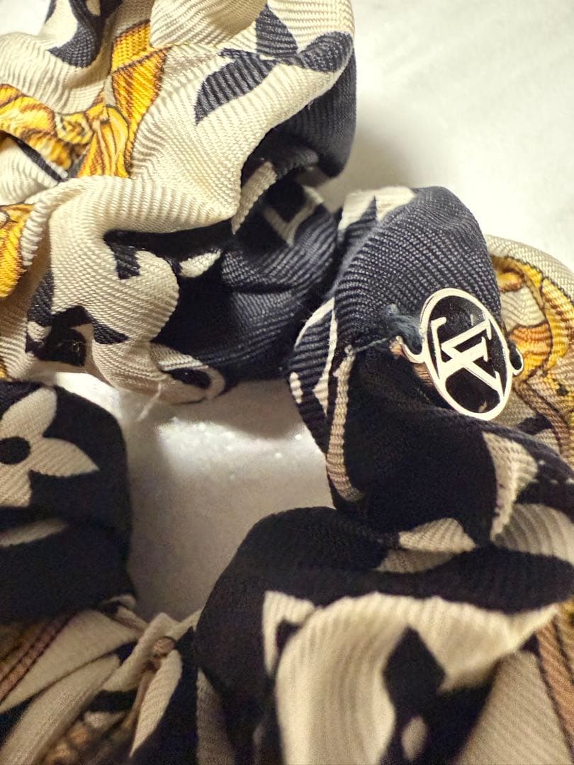 Louis Vuitton シルク花柄シュシュ ヘアゴム