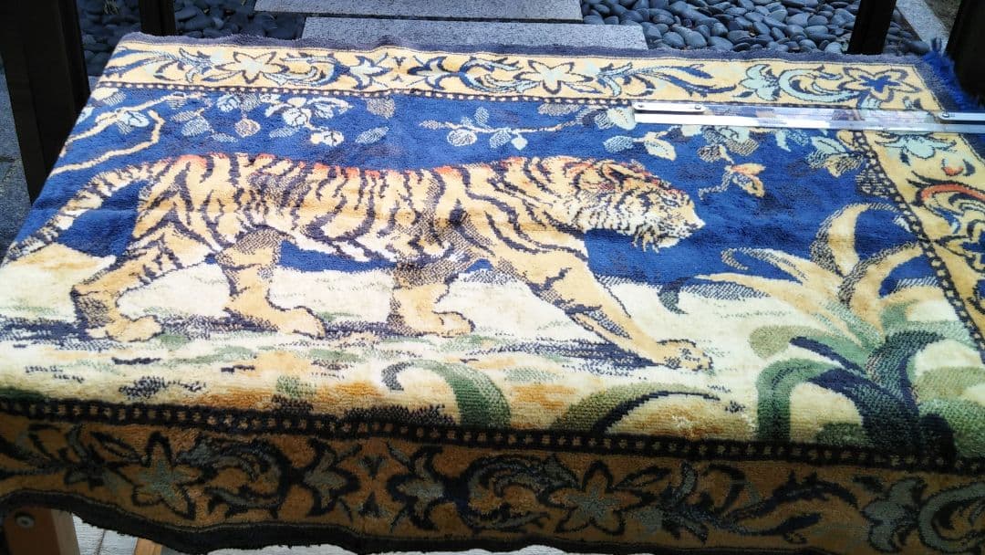 ペルシャ絨毯の 虎の敷物