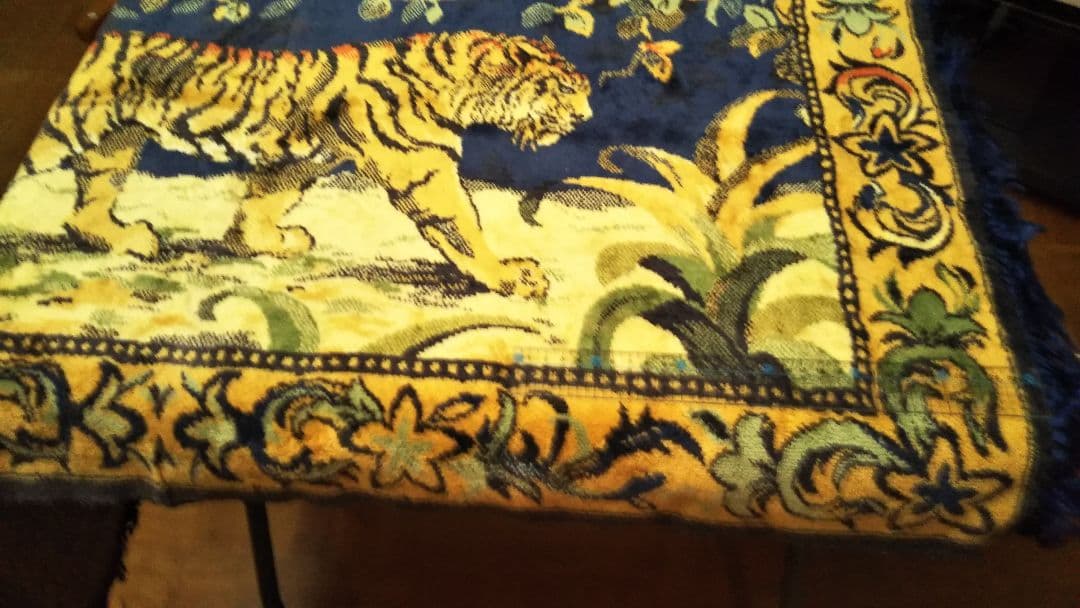 ペルシャ絨毯の 虎の敷物