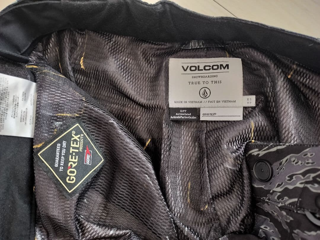 ⭐️期間限定値下げ　VOLCOM スノーボードウェア上下セット（GORE-TEX）
