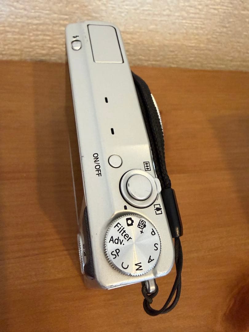 【セール！】Fujifilm XQ1 シルバー コンパクトデジタルカメラ