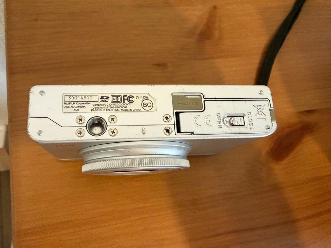 【セール！】Fujifilm XQ1 シルバー コンパクトデジタルカメラ