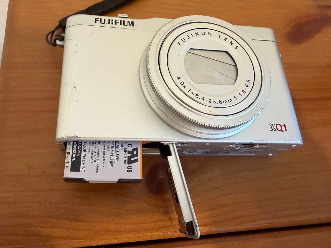 【セール！】Fujifilm XQ1 シルバー コンパクトデジタルカメラ