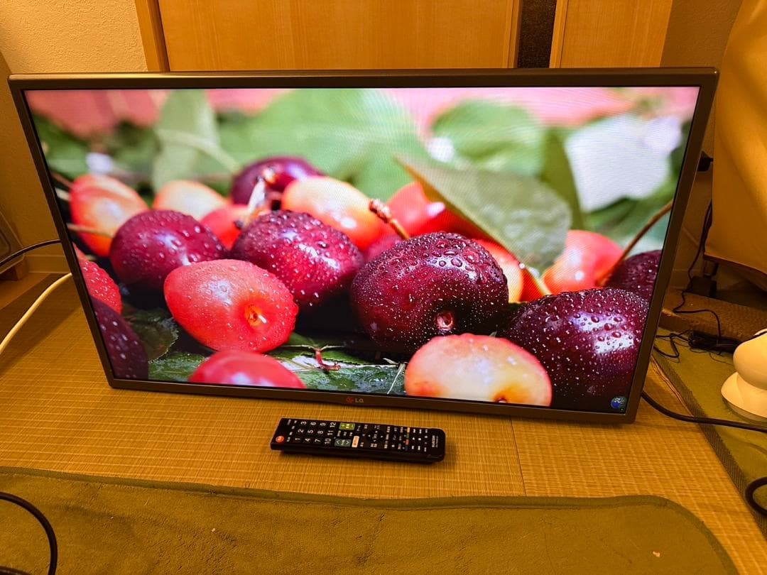 LG 32型テレビ32LB5810　2015年製　スタンド無　映り綺麗極美品！