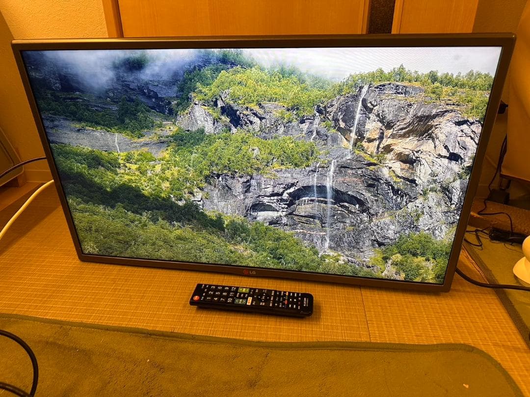 LG 32型テレビ32LB5810　2015年製　スタンド無　映り綺麗極美品！