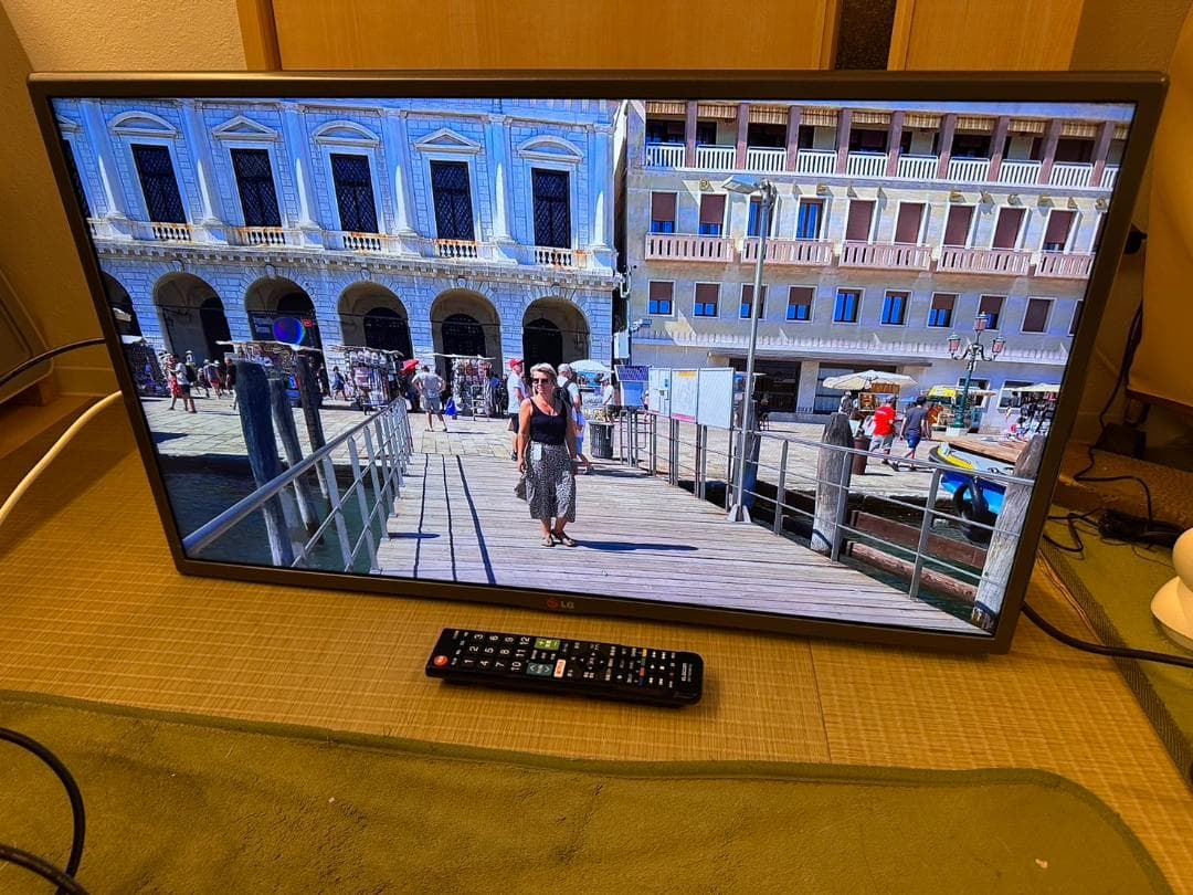 LG 32型テレビ32LB5810　2015年製　スタンド無　映り綺麗極美品！