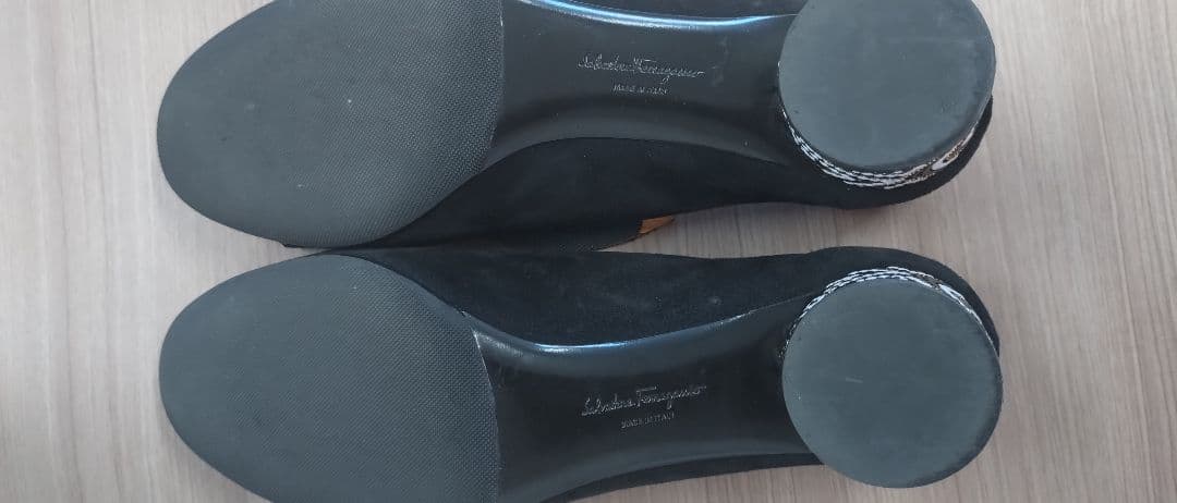 ■希少■ Ferragamo パンプス スエード ヴァラリボン 黒　7½D