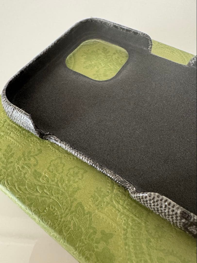 GUCCI iPhone15ケース GGパターン グレー/ブラック