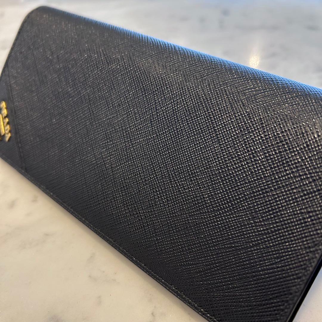 新品未使用　PRADA 　サフィアーノ　2つ折り長財布ブラック　金ロゴ