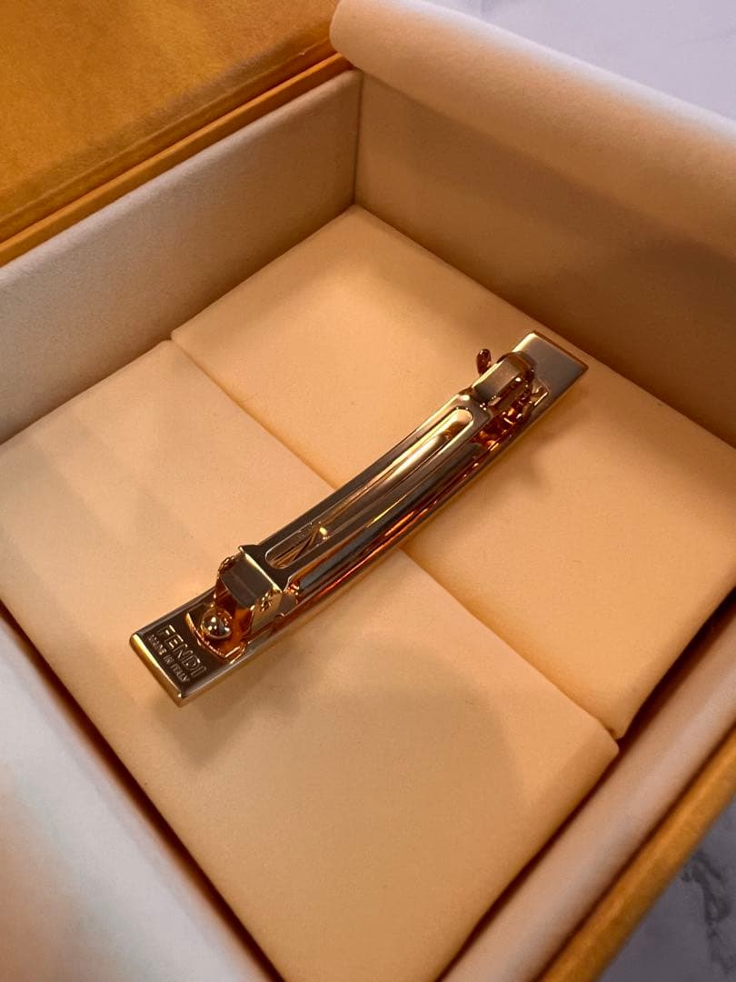 美品 FENDI ヘアアクセサリー バレッタ