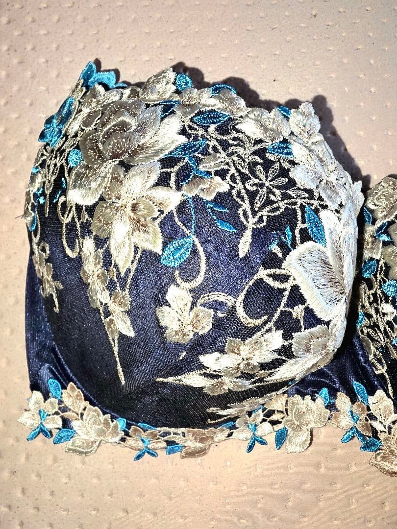 新品未使用 サルート ネイビー 刺繍 ブラジャーG85と花柄刺繍G85の2点