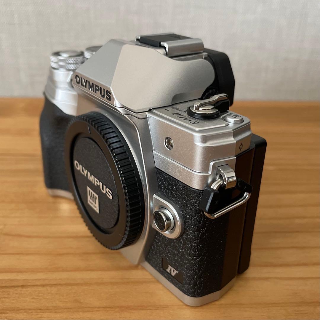 OMD E-M10 Mark IV レリーズ726回 レンズ2本 美品 おまけ
