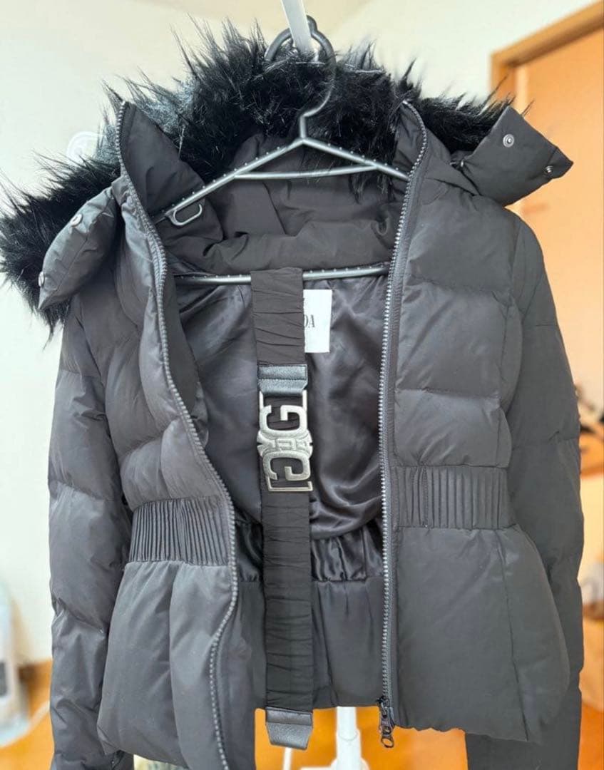 GYDA フード付きブラックダウンジャケット ベルト付き